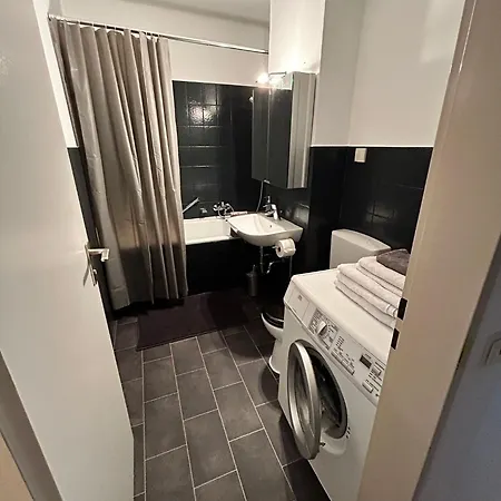 Moebiliert Lage 10min Dus Airport, Messe Und Fussball Stadion アパート